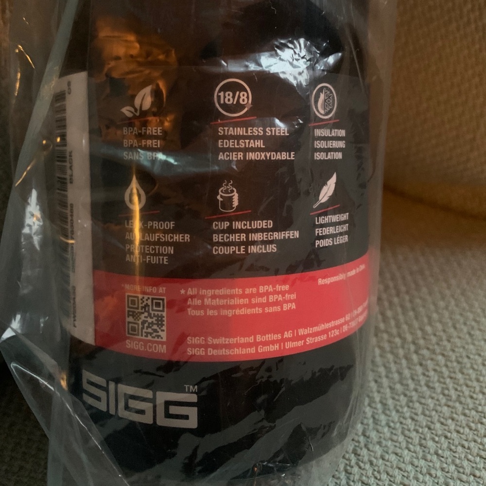 Supreme/SIGG Insulated 25oz Bottle - Picture 4 of 5
